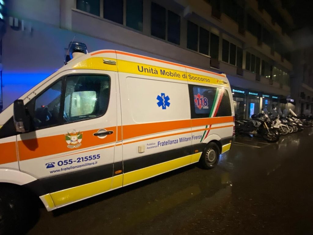Soccorritore preso a sprangate mentre cerca di "difendere" l'ambulanza