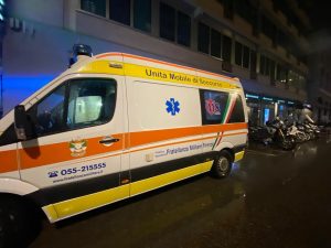 Soccorritore preso a sprangate mentre cerca di "difendere" l'ambulanza