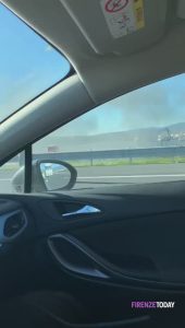 Auto in fiamme in autostrada / VIDEO