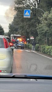 Paura su viale Galileo: auto prende fuoco