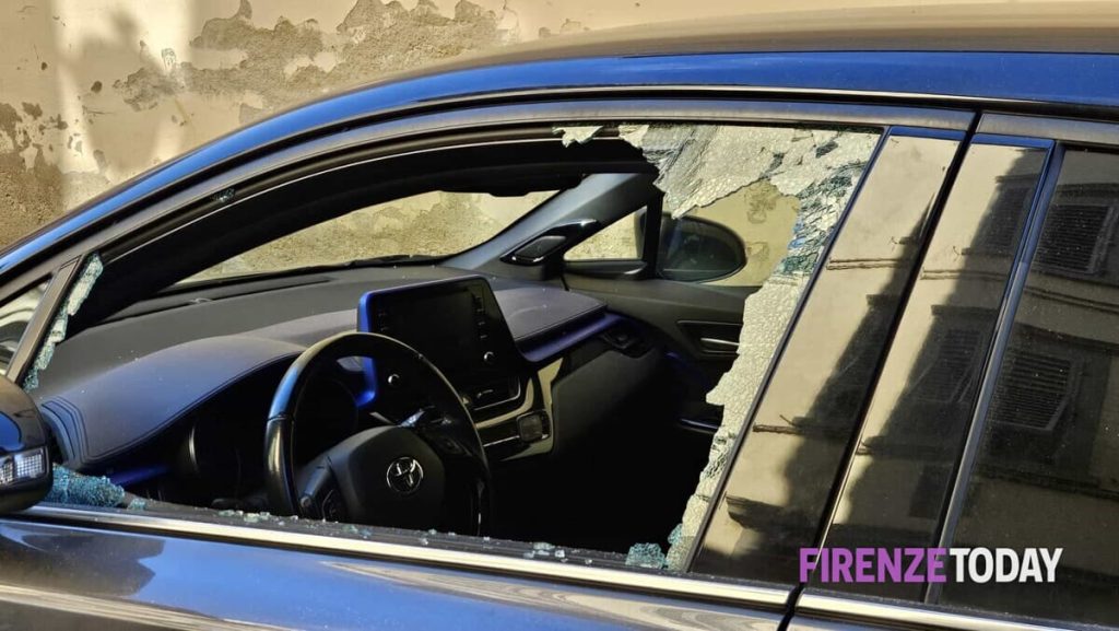 Ancora auto 'spaccate' / FOTO