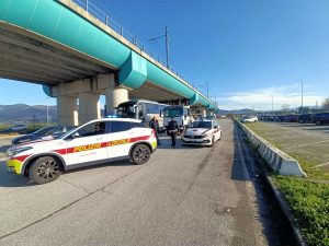 Rotte tra Firenze, Germania, Kosovo e Albania: fermati tre bus, maxi multe e una patente ritirata