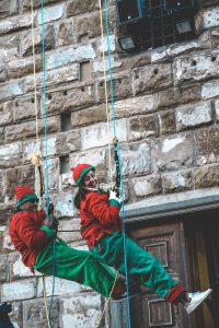Calata di Babbo Natale 2024: anche la sindaca in parete 