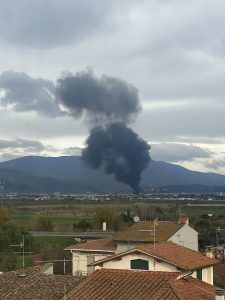 Incendio a Calenzano: “Non aprite le finestre”
