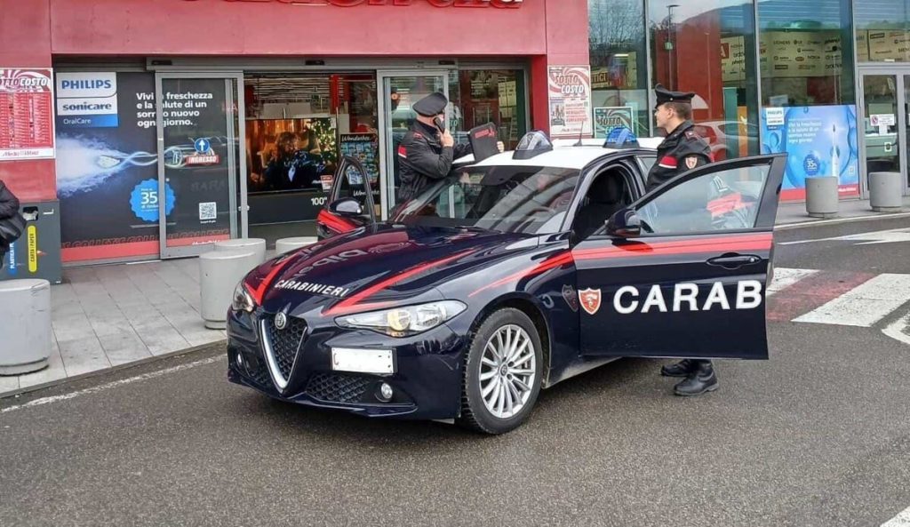 Tenta di rubare smartphone e minaccia i carabinieri con un casco: arrestata