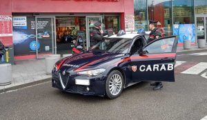 Tenta di rubare smartphone e minaccia i carabinieri con un casco: arrestata