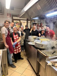 Natale e solidarietà: Romanelli in cucina per il pranzo Caritas