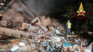 Esplode villetta: si temono vittime / LE IMMAGINI