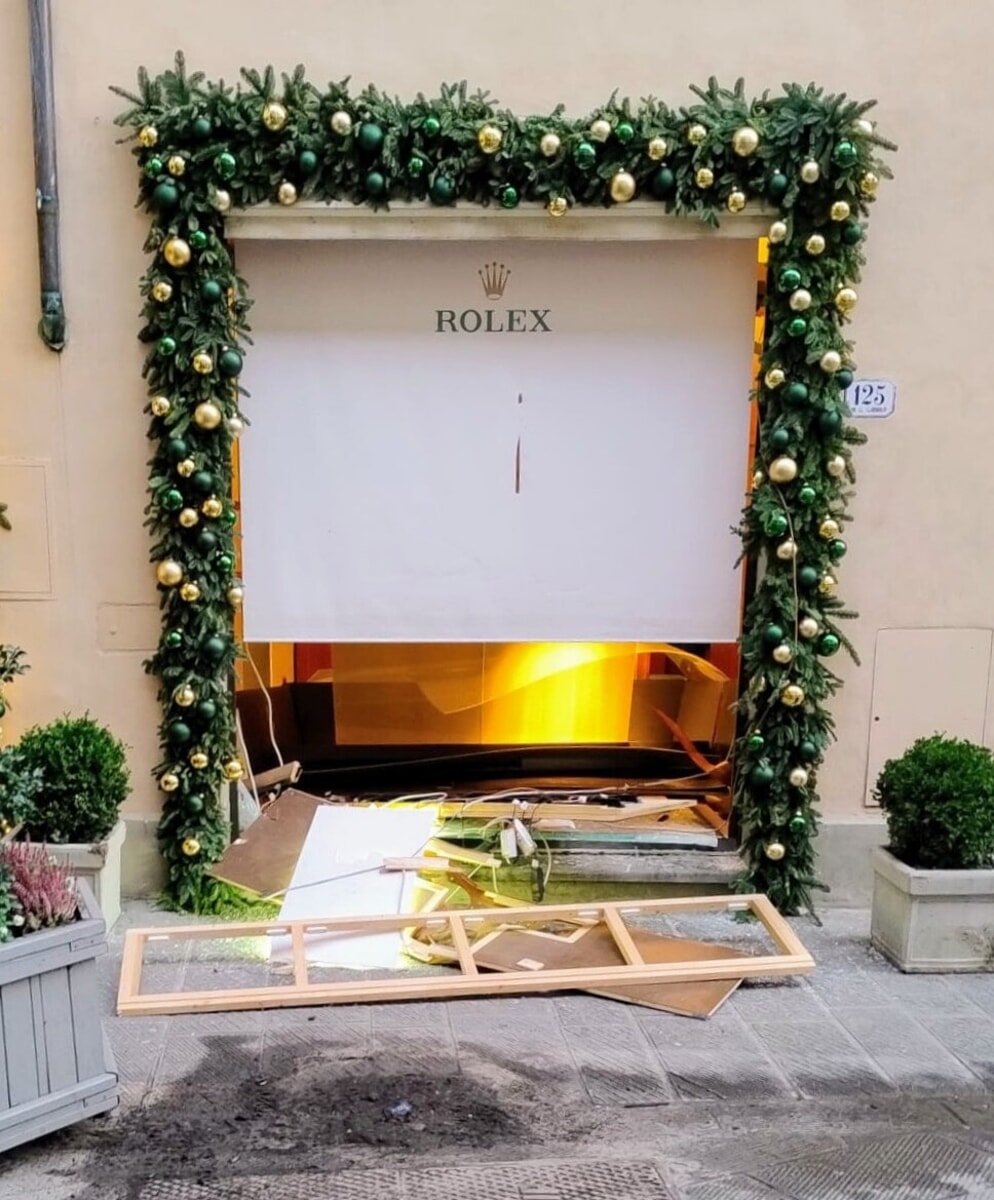 Automobile usata per sfondare la vetrina della gioielleria