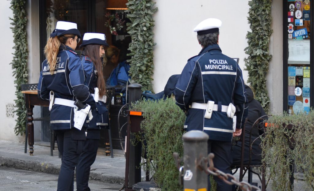 Occupazione abusiva di suolo pubblico, controlli sui chi allarga i dehor: scattano i blitz