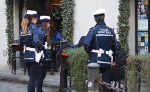 Occupazione abusiva di suolo pubblico, controlli sui chi allarga i dehor: scattano i blitz