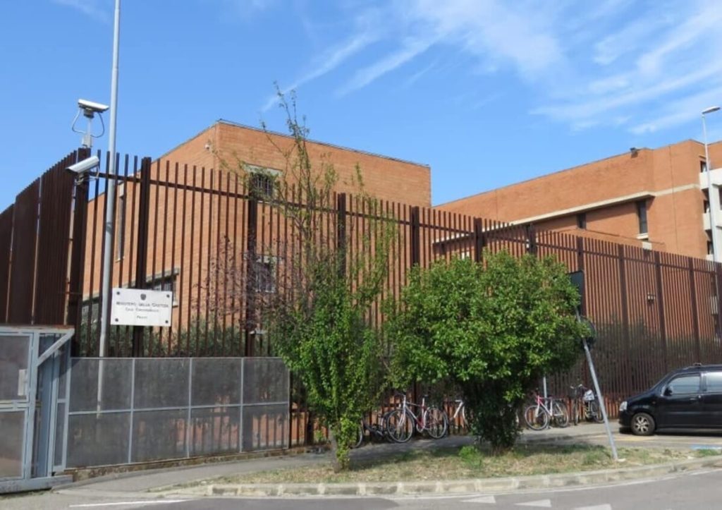 Prato, aggredito poliziotto in carcere