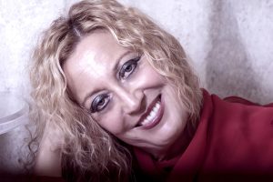 Donatella Alamparese sul palco "Cantando in Bicicletta". Prima nazionale al Teatro di Cestello