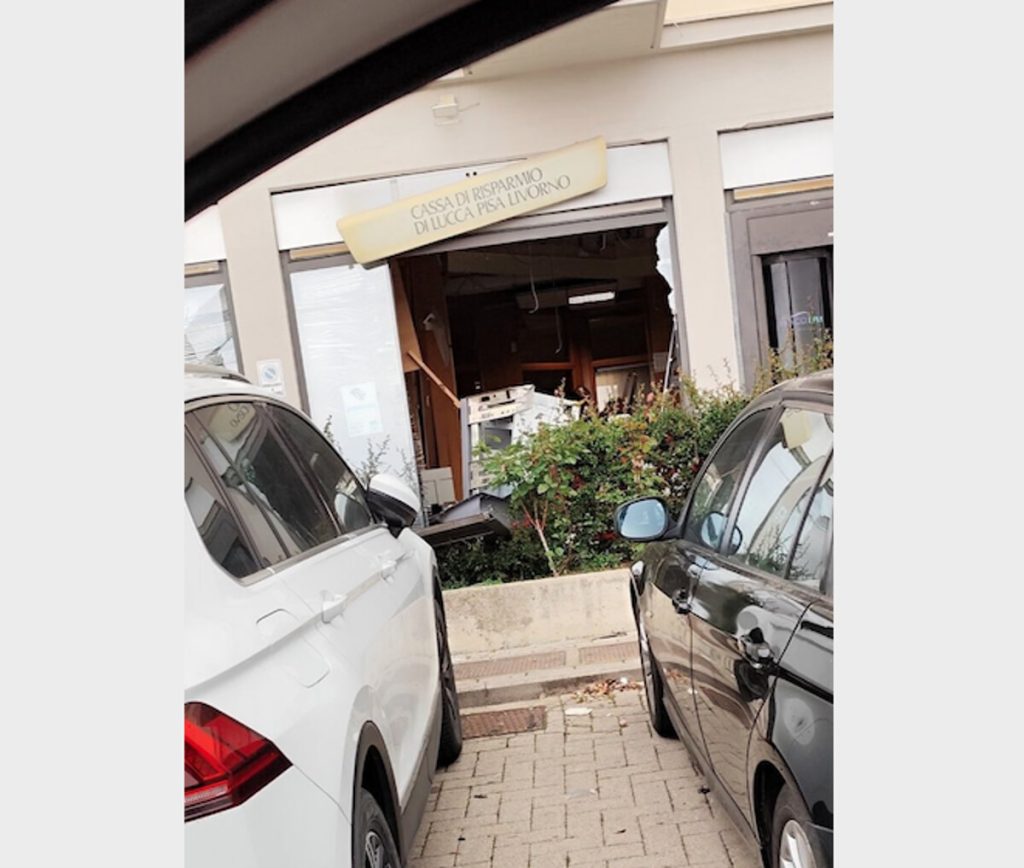Bancomat fatto saltare in aria / FOTO
