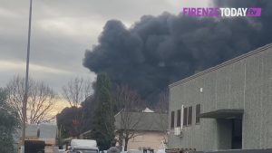 Esplosione in un deposito Eni: nuvola nera sopra la città / VIDEO
