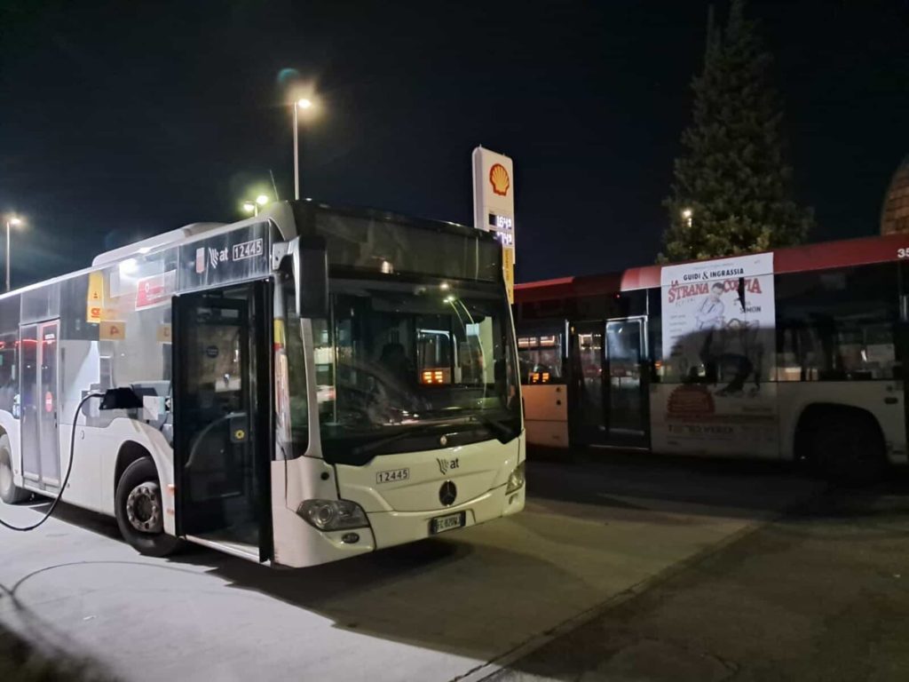 Esplosione Calenzano, autobus senza gasolio: carico straordinario nella notte FOTO
