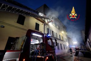 Incendio in appartamento, due donne in ospedale