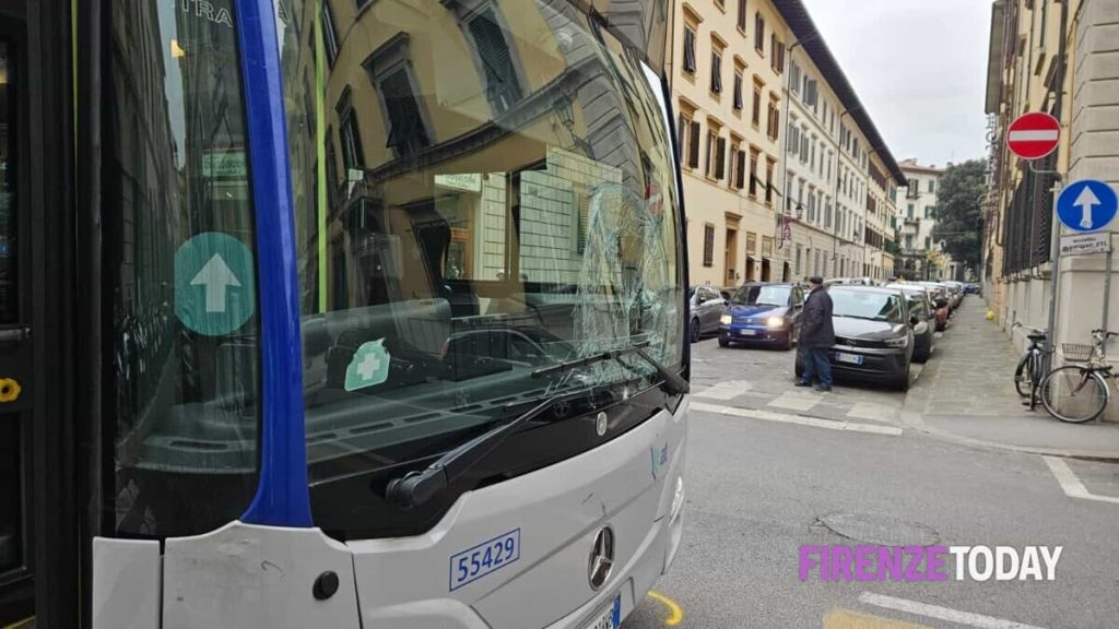 Incidente in centro: scooter contro autobus VIDEO