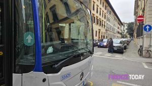 Incidente in centro: scooter contro autobus  VIDEO
