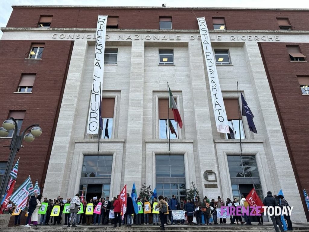 Precari da 15 anni, i ricercatori del Cnr occupano la sede di Roma: in supporto anche i fiorentini