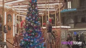 Natale per le vie del centro: luci, vetrine scintillanti e la magia delle feste / VIDEO 