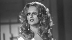 Omaggio Mina: al Teatro Cartie Carrara il concerto spettacolo di Silvia Mezzanotte ambientato al Bussoladomani