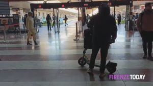 Scatta l’obbligo del casco per i monopattini: "Nuovo codice? Non lo sapevo" / VIDEO