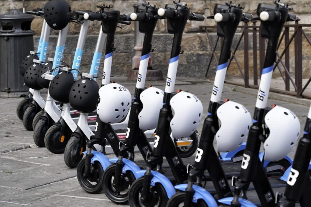 Casco sui monopattini: via alle prime multe