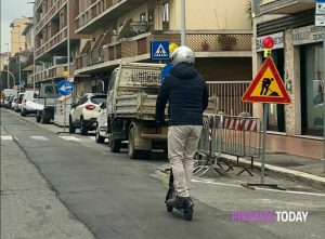 Inseguimento in monopattino nel centro storico