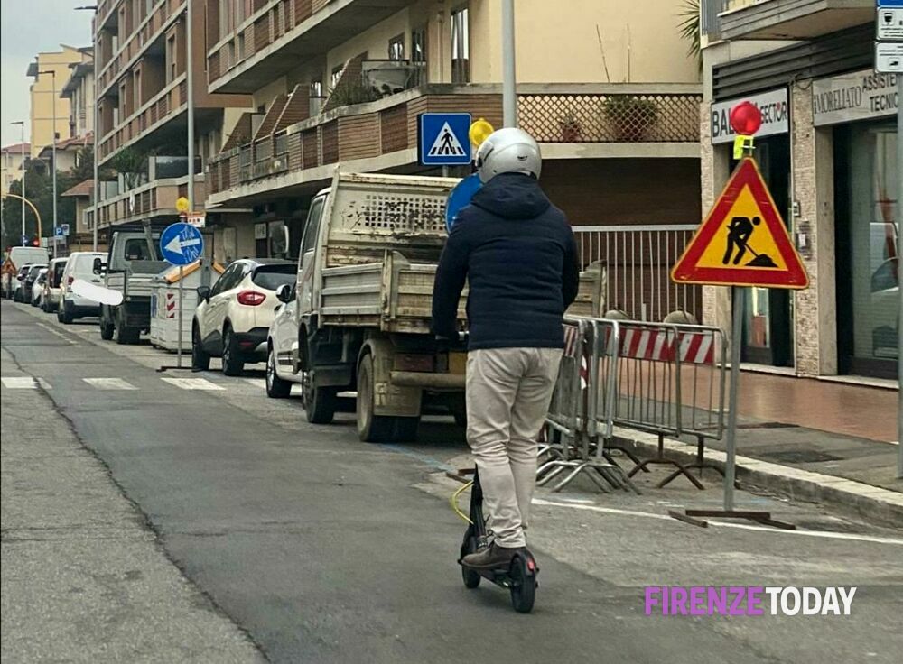 Inseguimento in monopattino nel centro storico