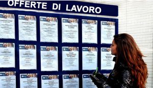 Lavoro, aumentano i precari: “250mila toscani prendono meno di mille euro al mese” 