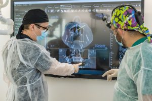 Turismo dentale e cliniche low-cost, quali sono i pericoli nascosti e perché bisogna affidarsi a esperti qualificati