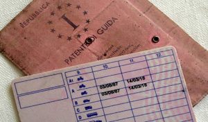 Paradosso: a piedi per la patente convertita a sua insaputa. "Dovrò fare causa allo Stato"