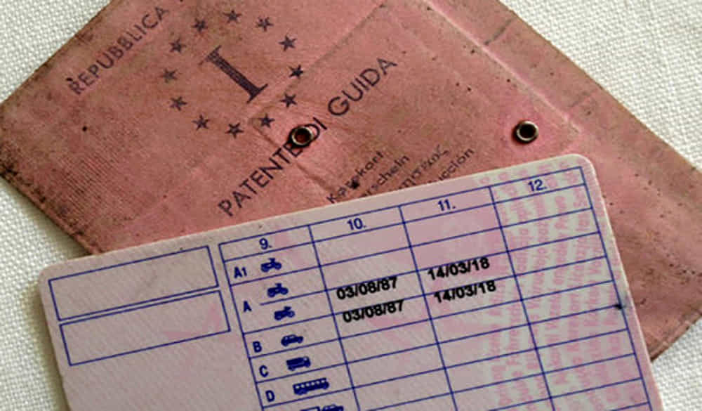 Paradosso: a piedi per la patente convertita a sua insaputa. "Dovrò fare causa allo Stato"