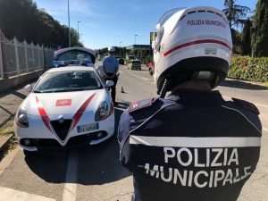 Scappano su una Vespa rubata e investono un ciclista: arrestati 