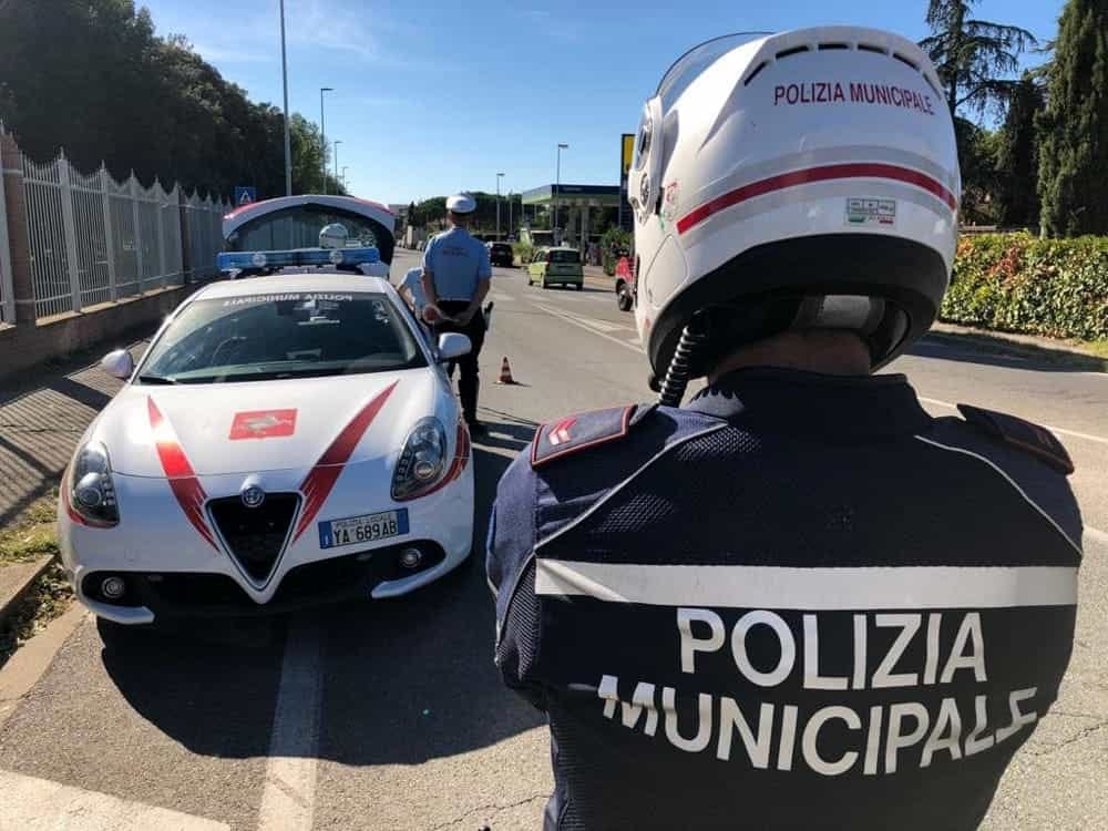 Scappano su una Vespa rubata e investono un ciclista: arrestati