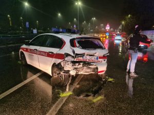 Sperona l'auto della polizia municipale, ferisce due agenti e si dà alla fuga: caccia al pirata / FOTO