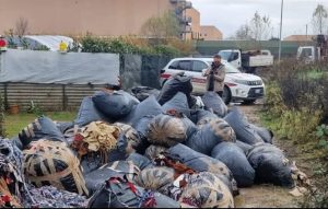 Rifiuti tessili e scarti di pelli: trovate decine di sacchi abbandonati