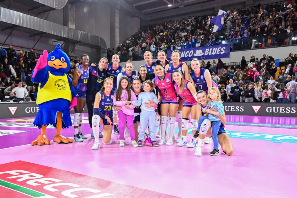 Volley A1 femminile, la Savino Del Bene Scandicci fa festa: il 3-2 su Milano vale il secondo posto