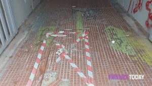 Sottopassi come dormitori. I residenti: "In alcune ore inagibile" / VIDEO