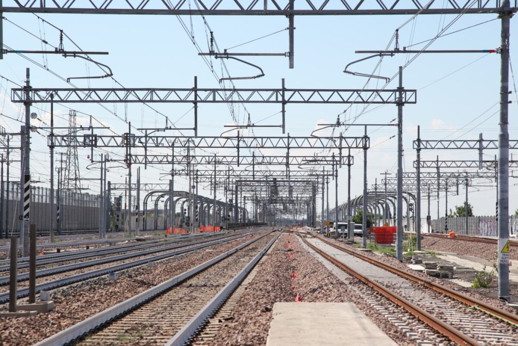 Crollo di un muro poco prima del passaggio del treno