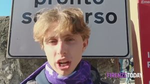 Tifosi viola davanti a Careggi per Edoardo Bove: “Duro colpo dopo Astori e Barone” / VIDEO 
