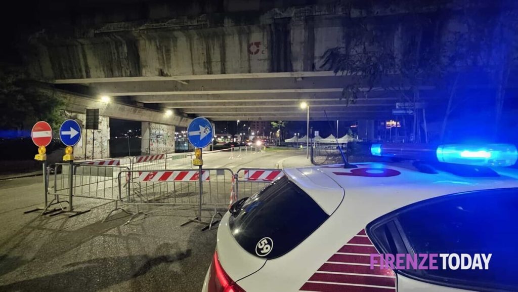 Isolotto: crolla "intonaco" in strada dal ponte della FiPiLi FOTO