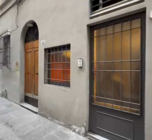 Laboratorio trasformato in appartamento per turisti: “Lo affitto a 180 euro a notte”