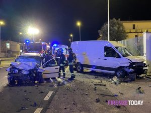 Frontale tra un furgone e un'utilitaria: tre feriti  FOTO
