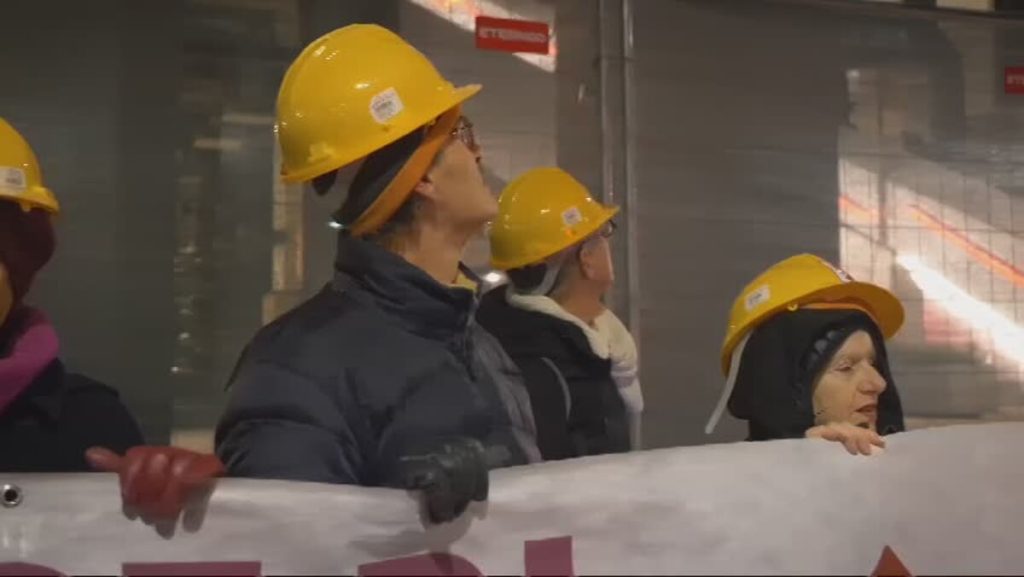 Salviamo Firenze, nuova protesta: “Basta speculazione, i ricchi stanno comprando la città pezzo per pezzo” / VIDEO