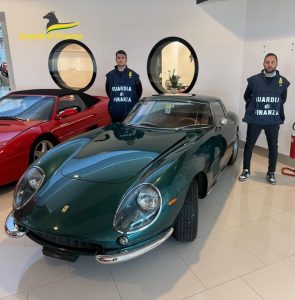 Vendeva auto di lusso senza pagare le tasse: perquisizioni a Firenze 
