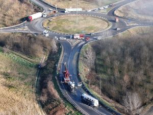 Autocisterna ribaltata e sversamento sull'asfalto, la strada resterà chiusa altri tre giorni