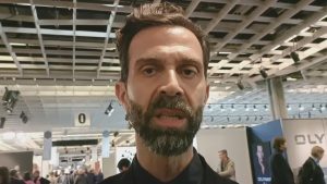 Pitti e accessori d'amore: il papillon di lusso lega mamma e figlio / VIDEO 