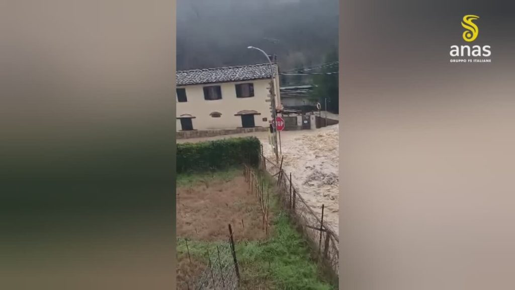 Bomba d'acqua: tram e autobus deviati, forte impatto nel Mugello
